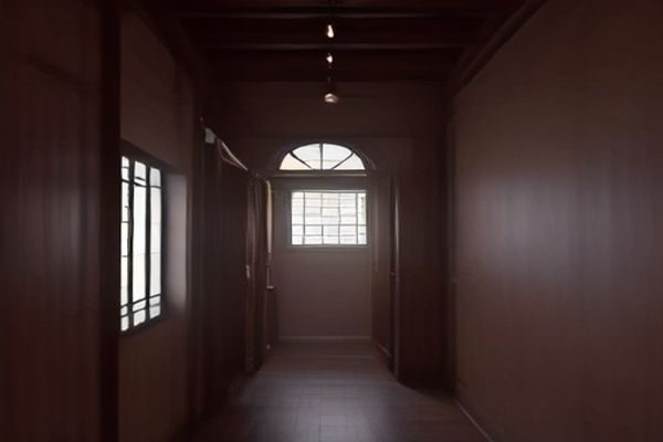 黄漫画创始团队在早期办公室内围坐讨论内容规划，桌上摆放着厚厚的漫画选题资料与便签贴，窗外透进明亮自然光，展现出创业初期的专注与热情